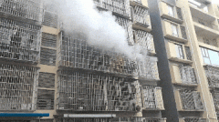 用打火机点燃卫生纸玩耍