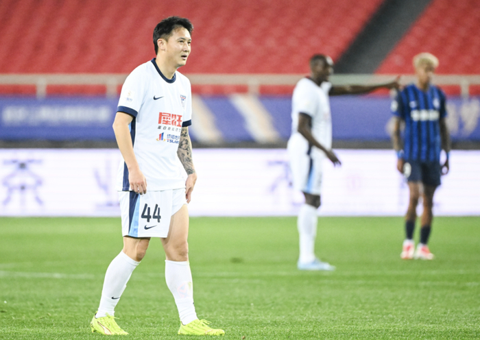 大连英博客场惨败武汉三镇 主帅哽咽自责两连败