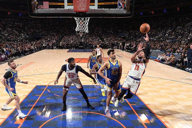 残阵勇士21分大逆转惨遭尼克斯逆转 伤病潮下仍